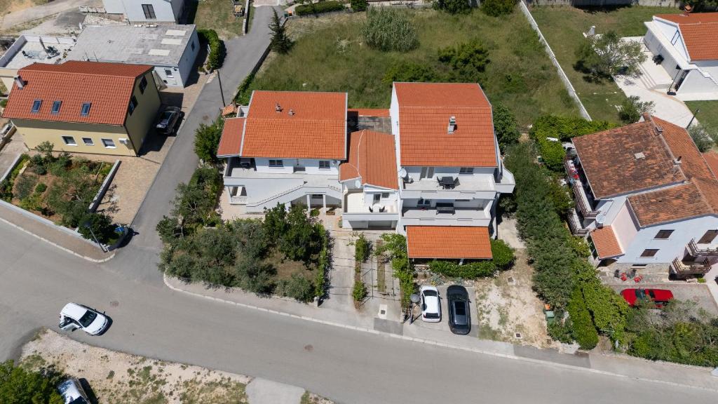 una vista sul tetto di una casa con tetti arancioni di Apartment Baras a Nin