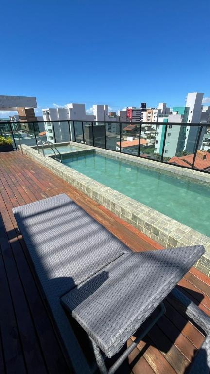 una piscina en la azotea de un edificio en Flat Intermares, en Cabedelo