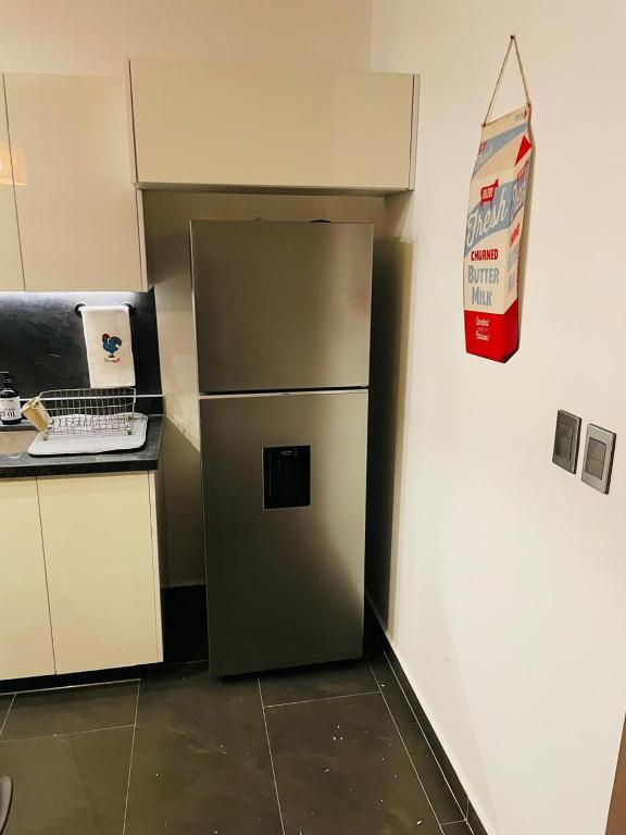 a refrigerator in the corner of a kitchen at Northtown San Ramón in Mérida