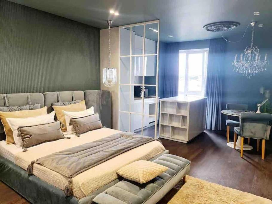Ένα ή περισσότερα κρεβάτια σε δωμάτιο στο ATLANT luxury apartments Deluxe ТЦ ДЕПОТ та АТБ