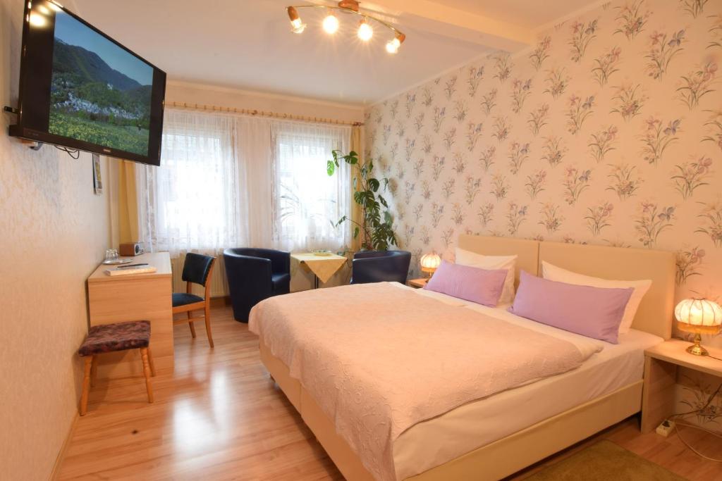 Postel nebo postele na pokoji v ubytování Hotel & Gasthof Garküche