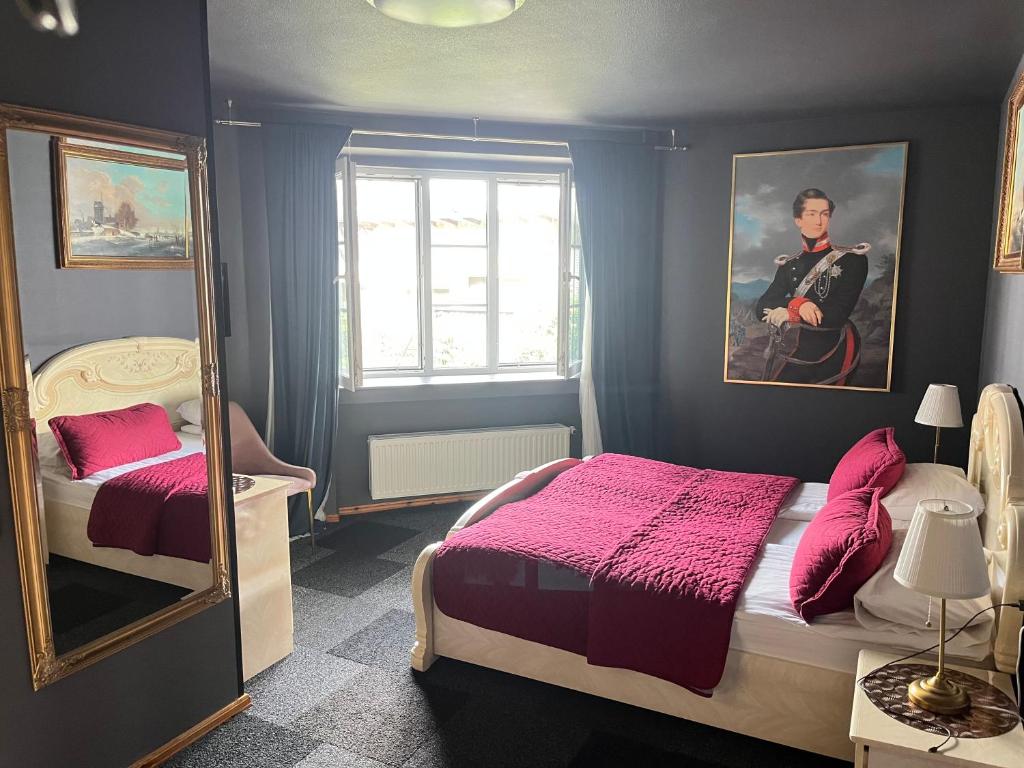 Broken bed hootel - Standard Double Room - Dorian Gray