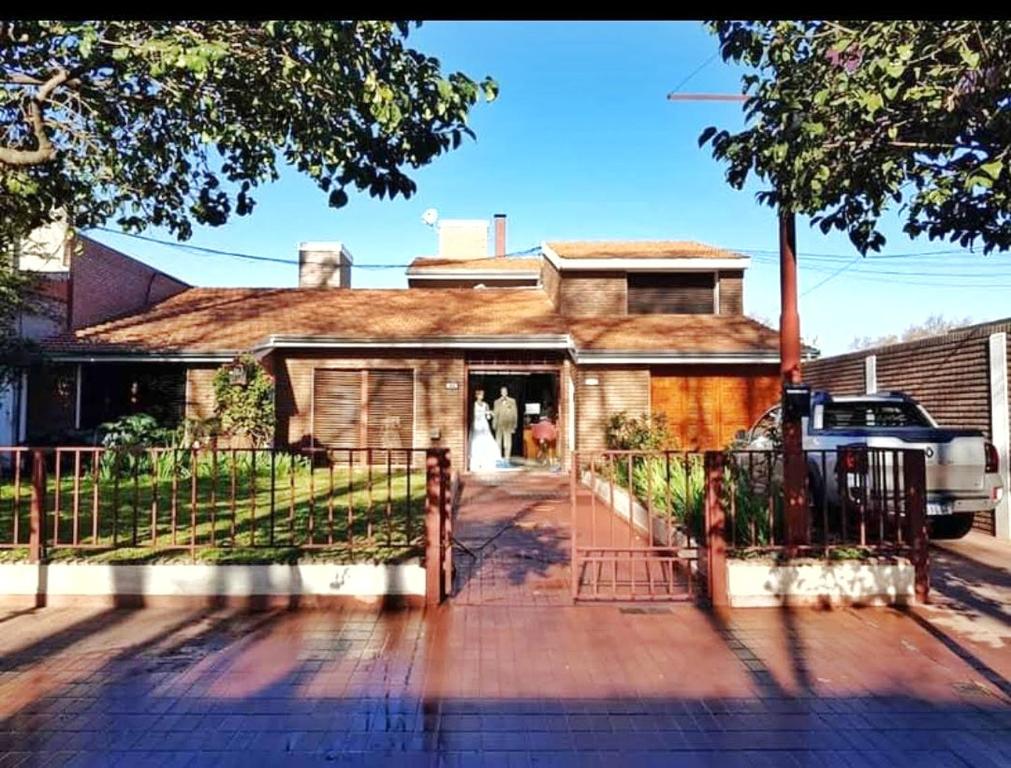 ein altes Haus mit einem Tor davor in der Unterkunft DepartamentoVM N2 in Villa Mercedes