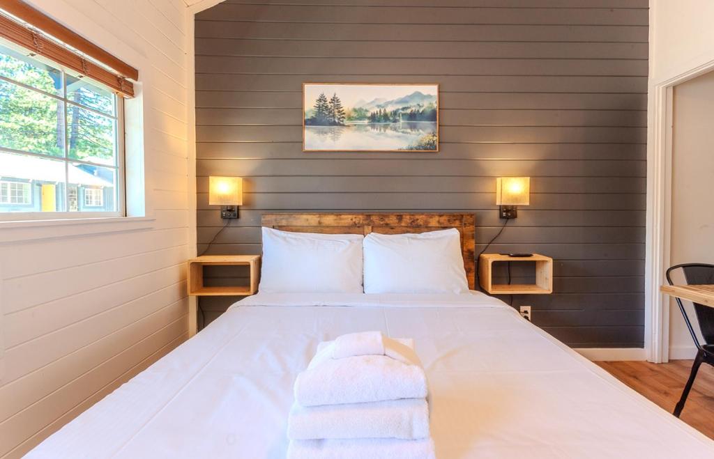 Postel nebo postele na pokoji v ubytování Tahoe Mountain Inn