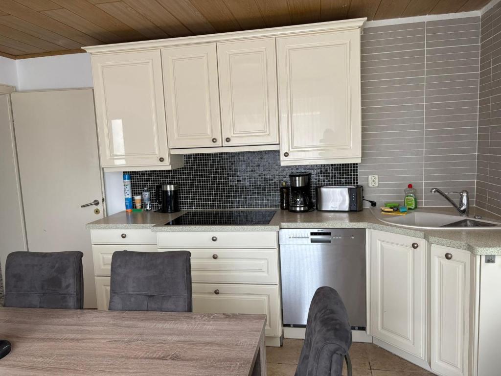 Köök või kööginurk majutusasutuses Work and Stay Haus 12 Betten 2 Etagen 2 Badezimmer,Terasse Küche nähe Geleen,Geilenkirchen,Heinsberg,Alsdorf