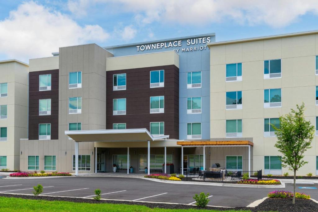 una representación de la parte delantera de un edificio de hotel en TownePlace Suites by Marriott Calhoun, en Calhoun
