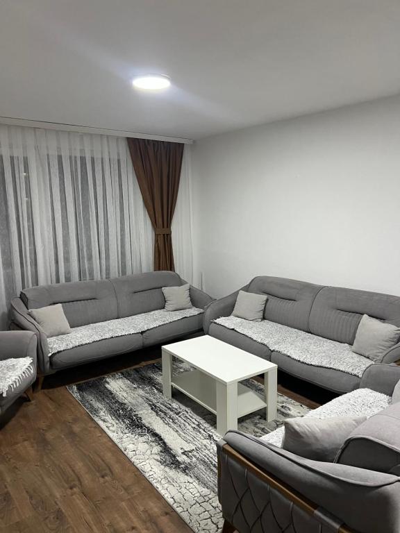 een woonkamer met twee banken en een tafel bij Fushkosov in Kosovo Polje