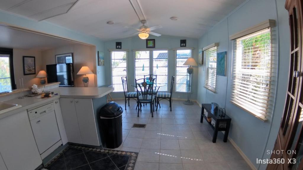 Una cocina y un comedor con mesa y sillas. en Coastal Adorable 1 bedroom 1 bath beach bungalow Located On Nettles Island, en Jensen Beach