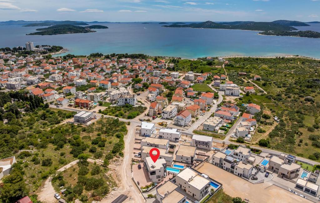 una vista aerea di una città con case e acqua di Luxurious Home In Vodice With Sauna a Vodice