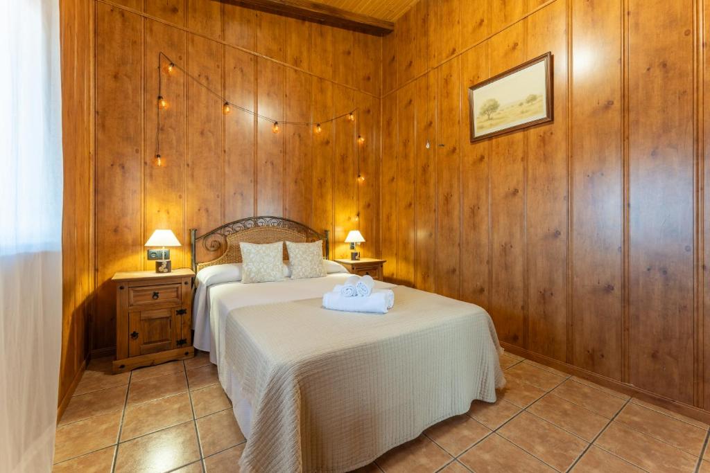 Ένα ή περισσότερα κρεβάτια σε δωμάτιο στο Casa con chimenea para desconectar