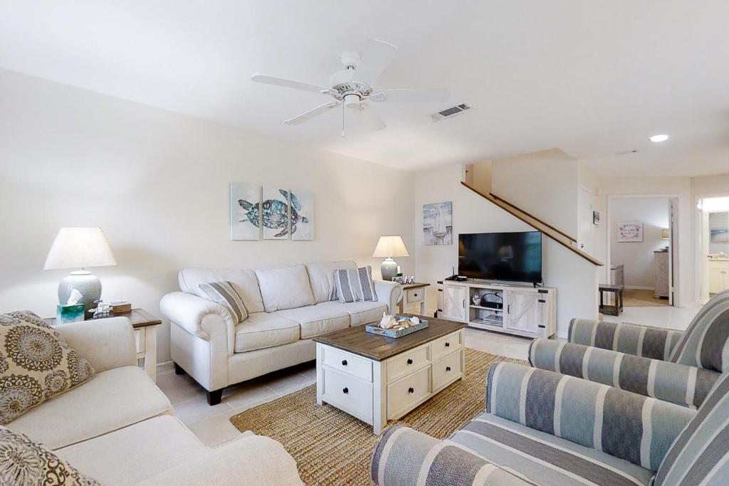 Χώρος καθιστικού στο Newly Renovated Summer Beach Village Home with Patio, WiFi & Shared Pool