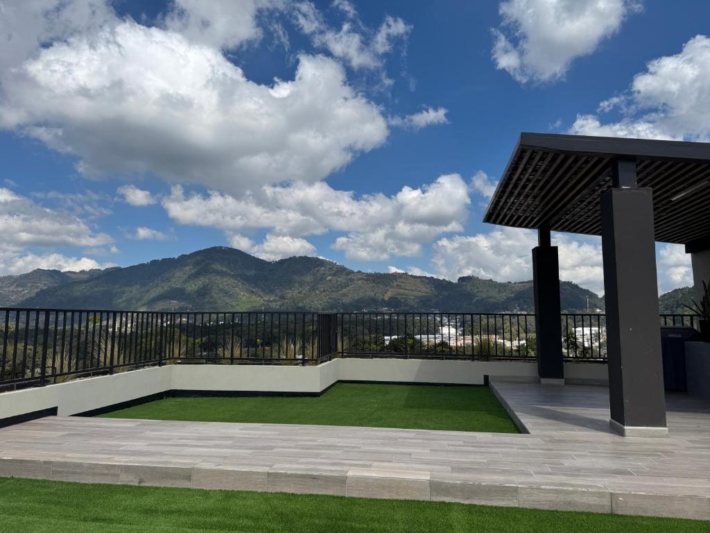 a balcony with a view of the mountains at Mirador Santo Tomás - Moderno a minutos de Antigua in Santa Lucía Milpas Altas