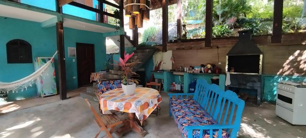 Una cocina con una mesa y sillas en una habitación. en Salgado Lar Maresias, en São Sebastião