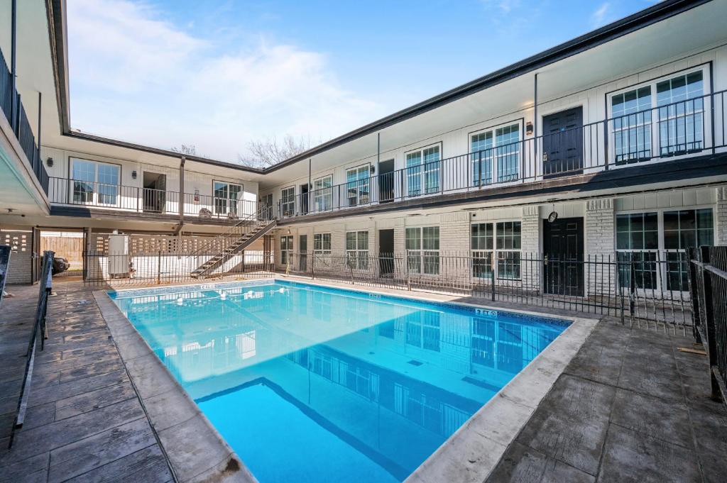 a large swimming pool in front of a building at Bright and Airy 2BR with King Bed Free Parking and Pool in Houston