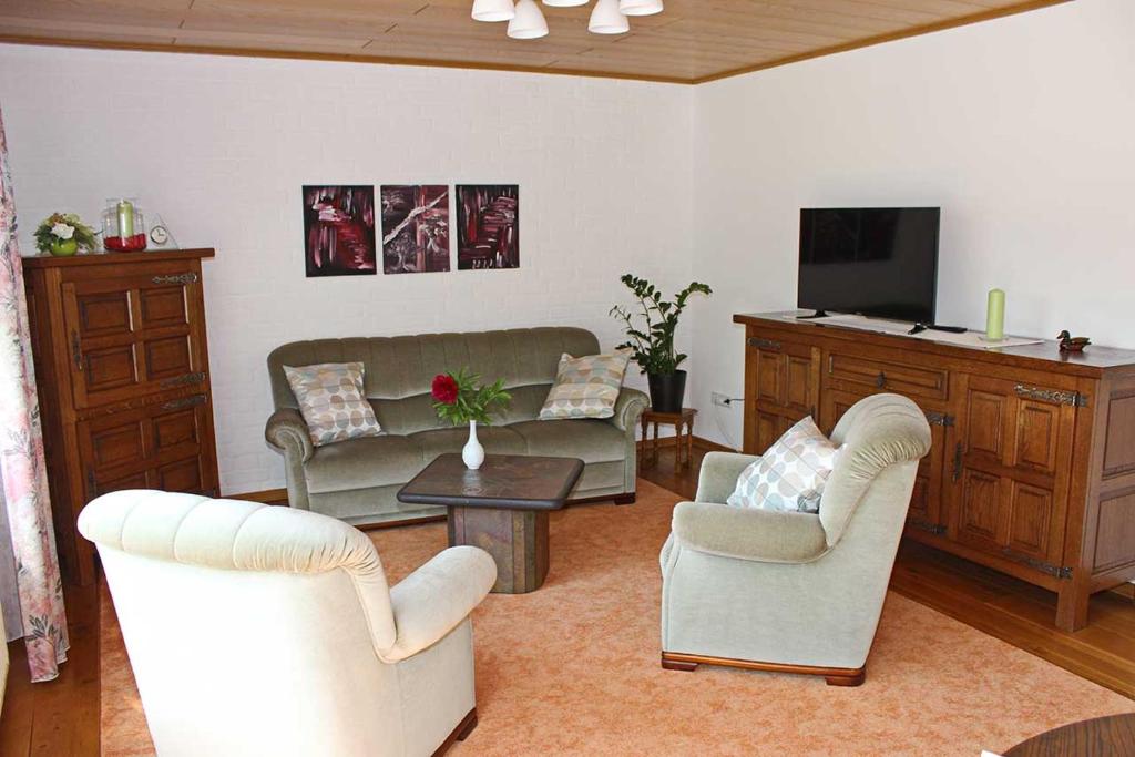 sala de estar con 2 sillas y TV en Casa Clara en Kleve