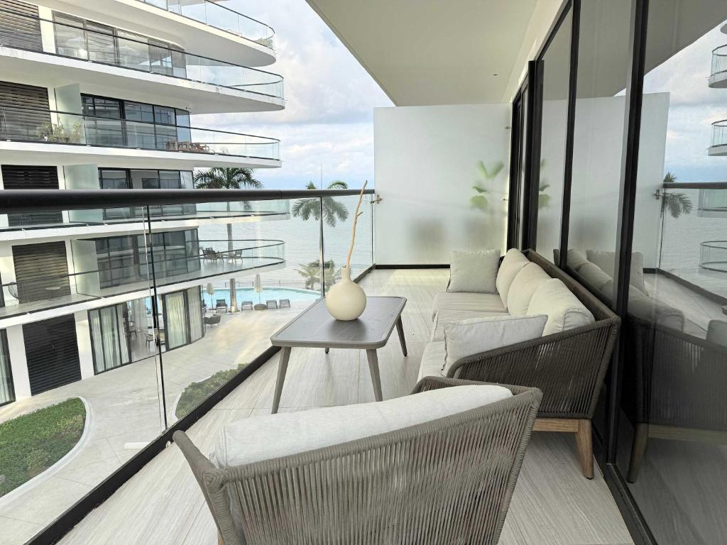 una sala de estar con un sofá y una mesa en Tizate 3BR Private Beach Stunning View, en Cruz de Huanacaxtle