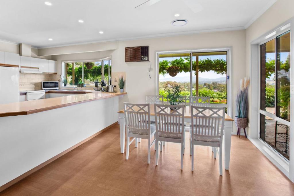 Dapur atau dapur kecil di Monkey Gully Retreat - Mansfield - Sleeps 9