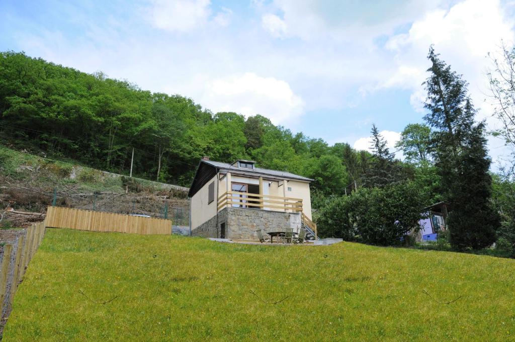 una pequeña casa en la cima de una colina en Chalet d'Aventures, en Durbuy