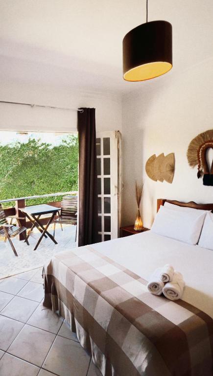 Un dormitorio con una cama y vista a un patio. en Villa Guarani Jeri, en Jericoacoara