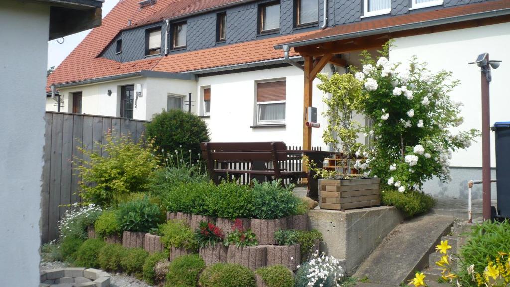 バウツェンにあるFerienhaus Willeのベンチ付きの家の前の庭