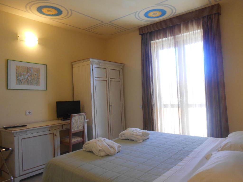 Łóżko lub łóżka w pokoju w obiekcie Hotel Saturno Fonte Pura
