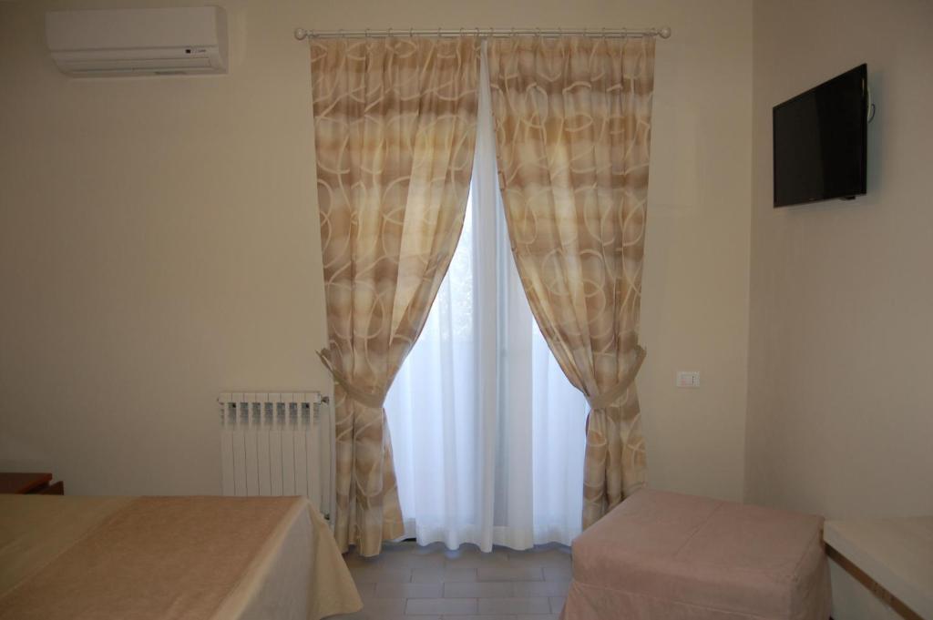 A television and/or entertainment centre at Hotel Marelba