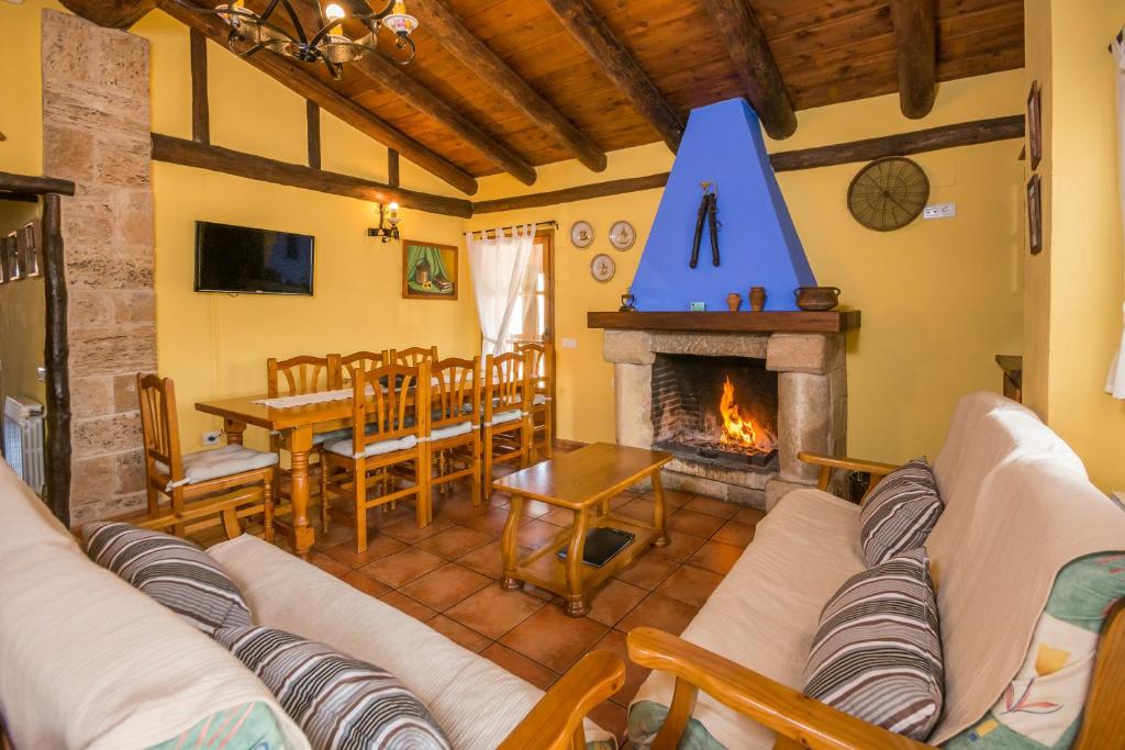 sala de estar con sofá y chimenea en Casa El Mirador en Beceite