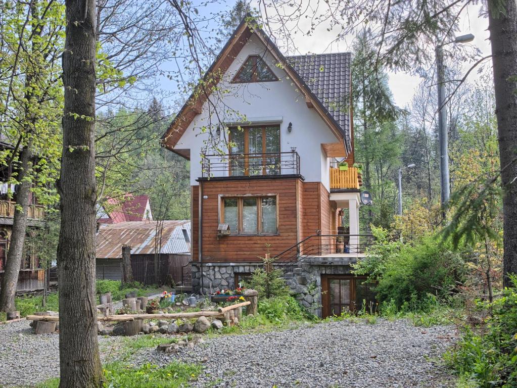 ザコパネにあるOremusówkaのバルコニー付きの森の家