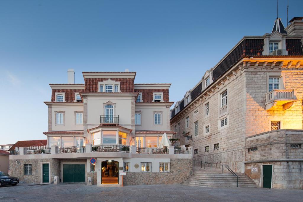 ein großes Gebäude mit einer Treppe davor in der Unterkunft Villa Cascais Boutique Hotel in Cascais