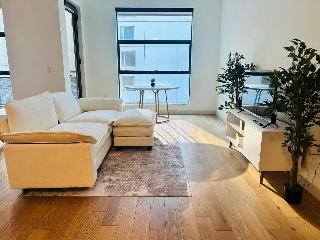 ロサンゼルスにあるChic Hollywood Dream Large Studioのソファとテーブルのあるリビングルーム