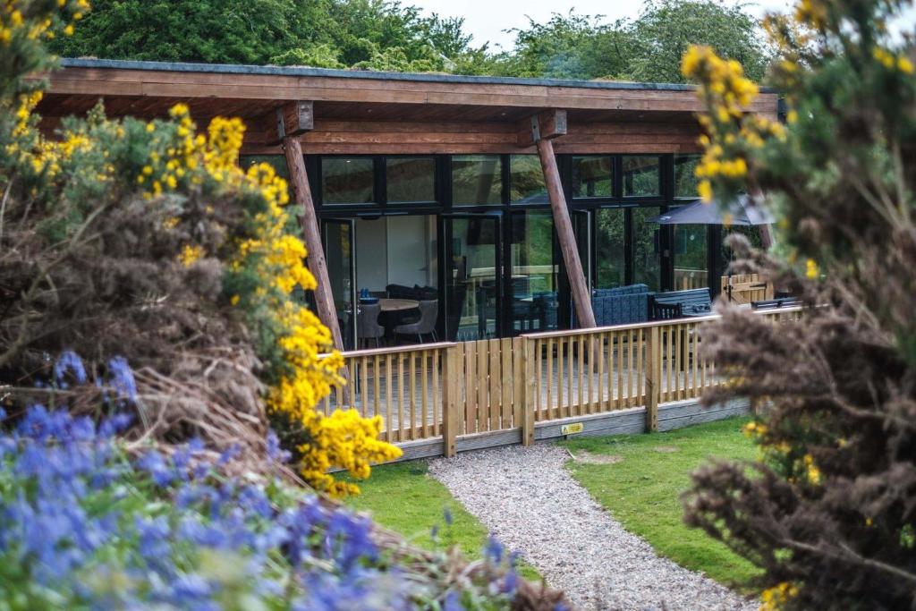 Zahrada ubytování Yorkshire Dales Lodge 18 by Together Travel - 3-Bed Premium Family