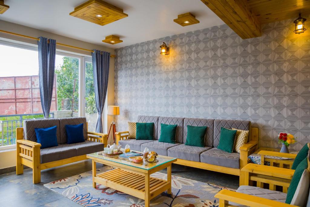 un salon avec un canapé et une table dans l'établissement SaffronStays The Mountain Escape, à Mukteswar