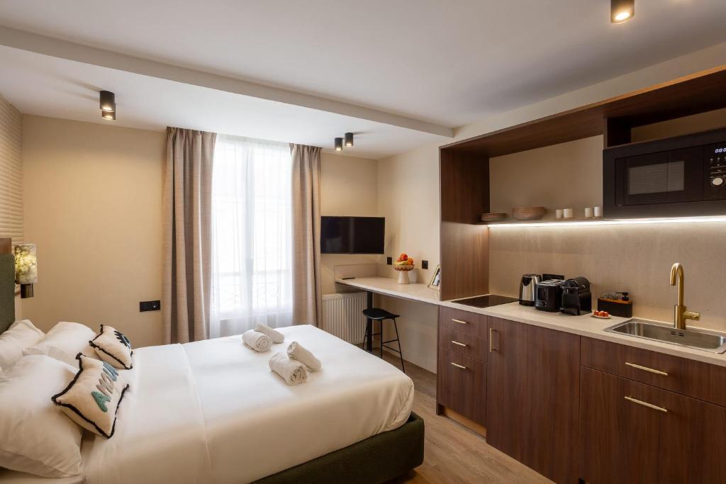 a hotel room with a bed and a kitchen at Sol St Mande - 2 pers PMR - 30 in Saint-Mandé