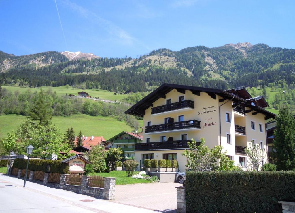 um hotel com vista para uma montanha em Pension Maria em Bad Hofgastein