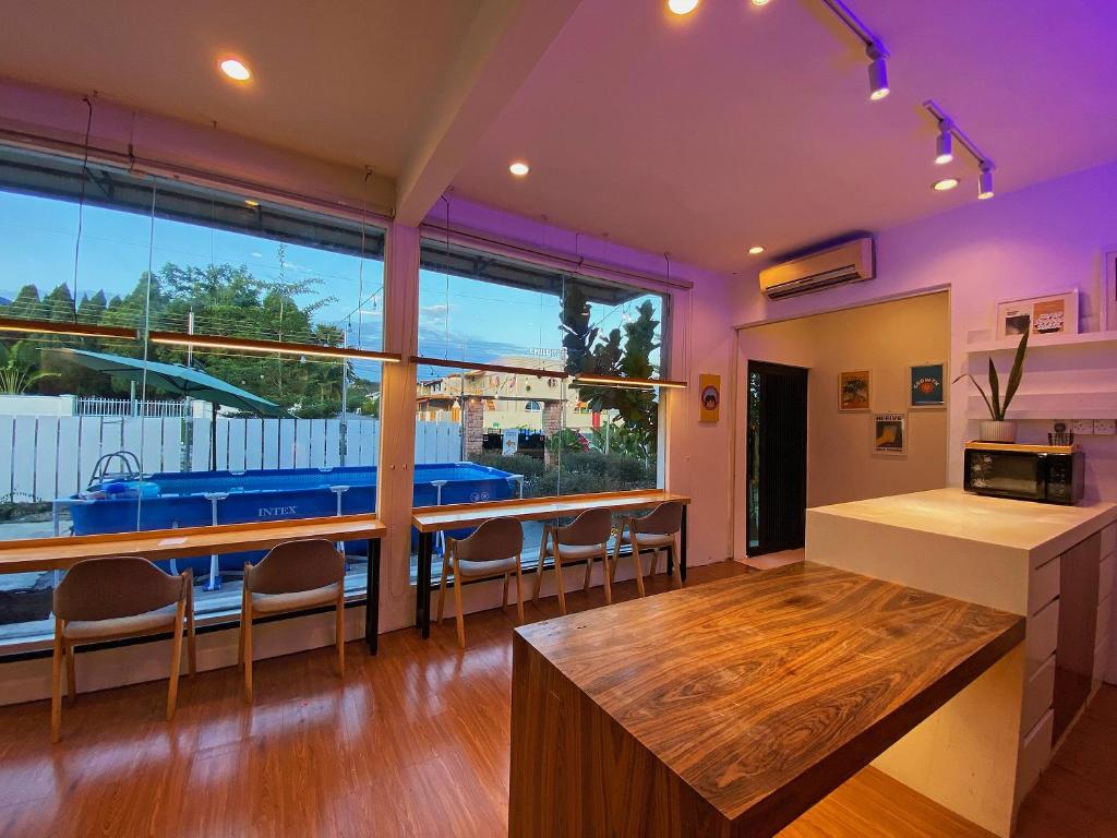 Η κουζίνα ή μικρή κουζίνα στο The Nook Holiday Home Cozy, Stylish, Swimming Pool