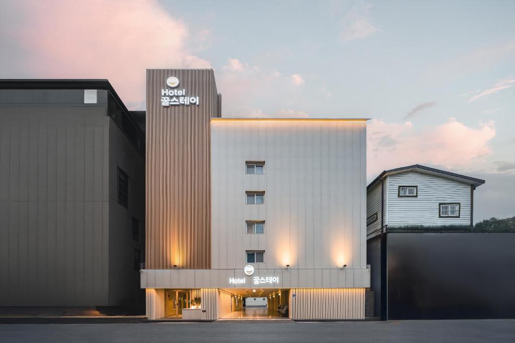 庆州Gyeongju Coolstay hotel的酒店大楼的 ⁇ 染