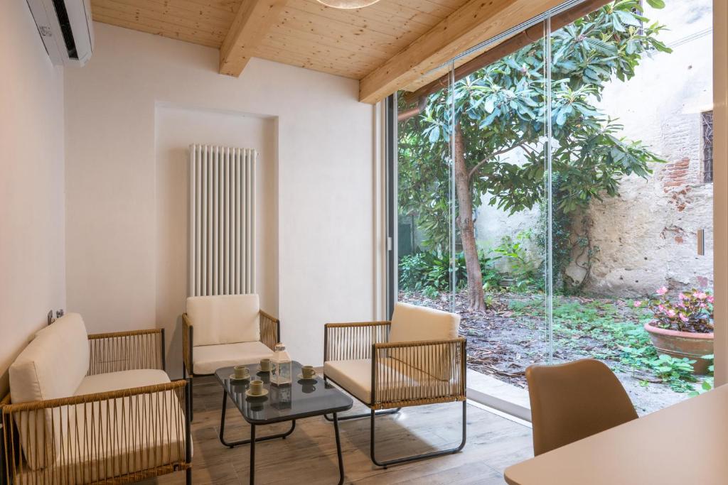 Χώρος καθιστικού στο Rentwin - Pisa Garden Retreat