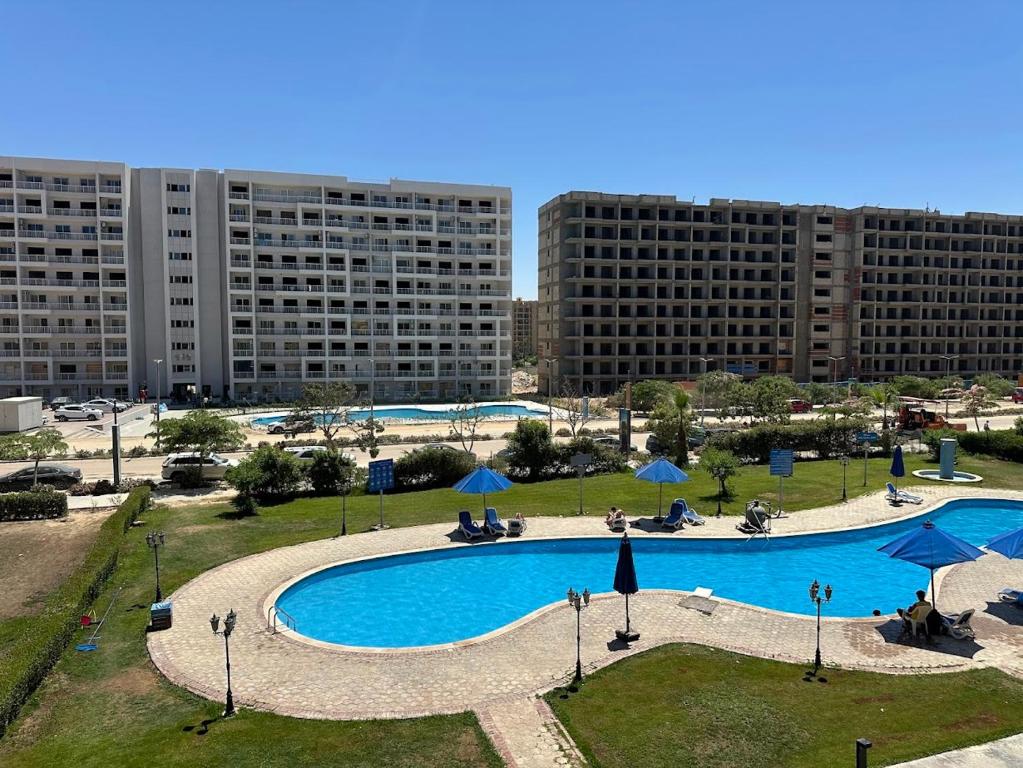 einen Blick über einen großen Pool mit Gebäuden in der Unterkunft بورتو جولف مارينا جلوبال- للعائلات فقط in El-Alamein