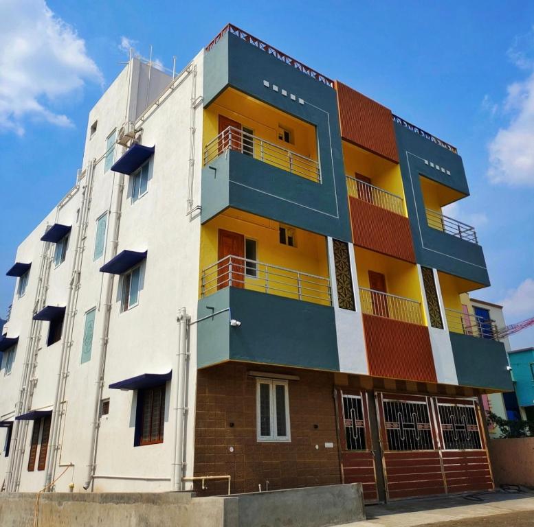 un edificio con balcones coloridos en su lateral en Poornima home stay, en Tiruvannāmalai