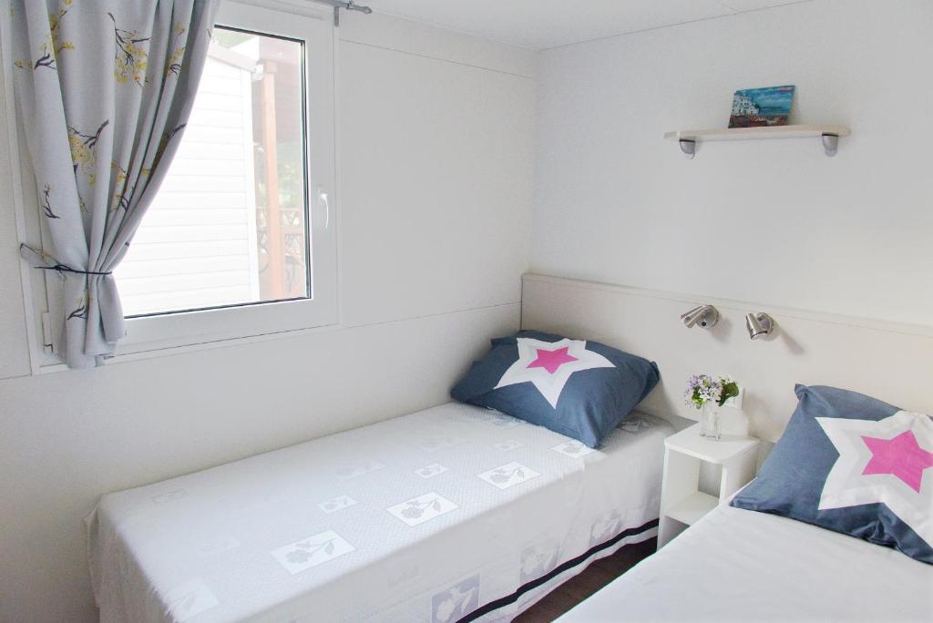 Postel nebo postele na pokoji v ubytování Mobile Homes Murter