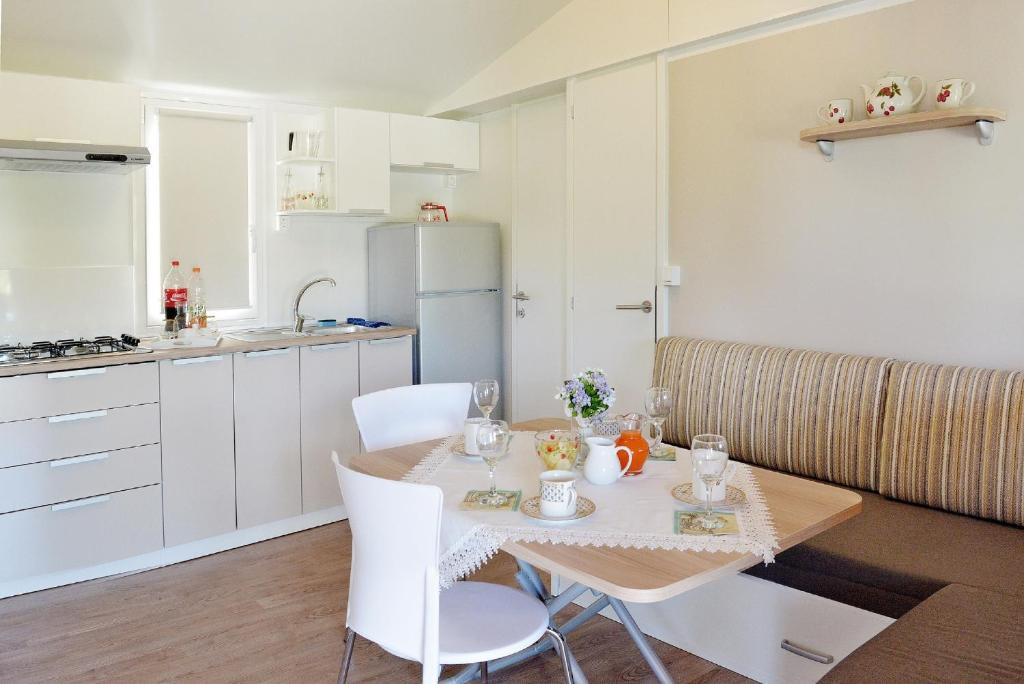 Kuchyň nebo kuchyňský kout v ubytování Mobile Homes Murter