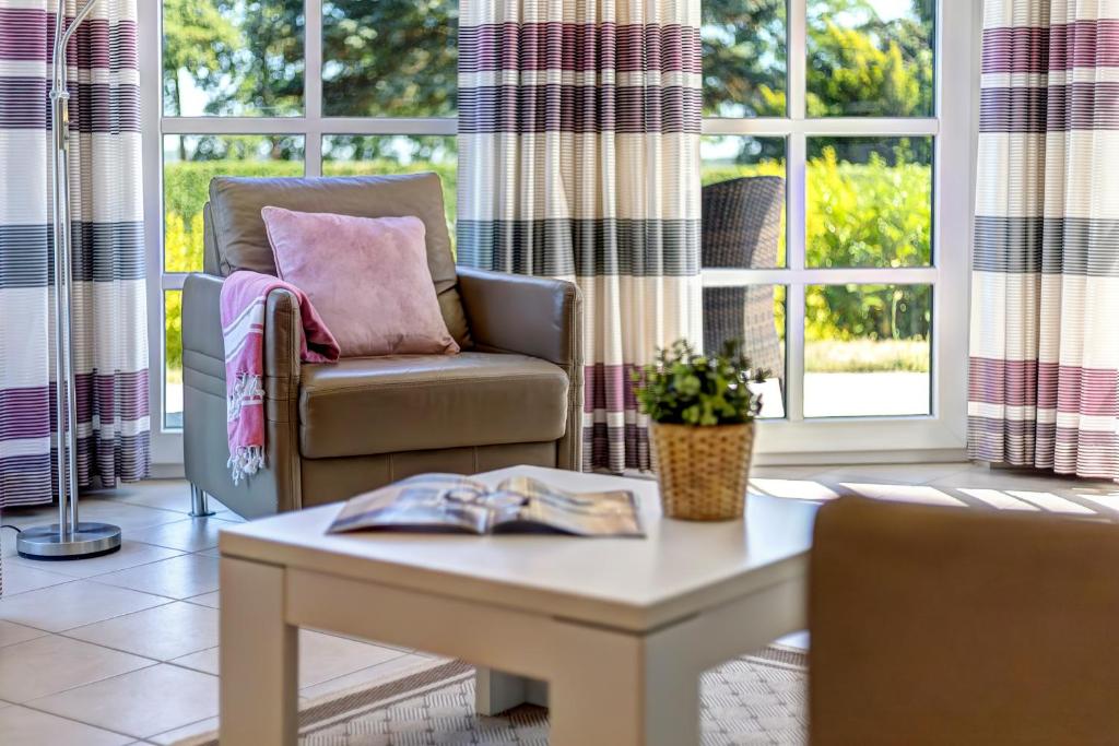 ein Wohnzimmer mit einer Couch und einem Tisch in der Unterkunft Residenz am Balmer See - BS 37H mit Wellnessbereich in Balm