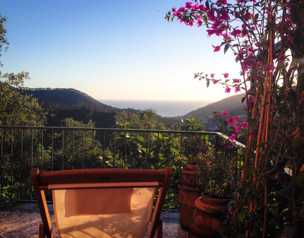 レヴァントにあるLa Casa di Veraの山々の景色を望むバルコニー(椅子付)