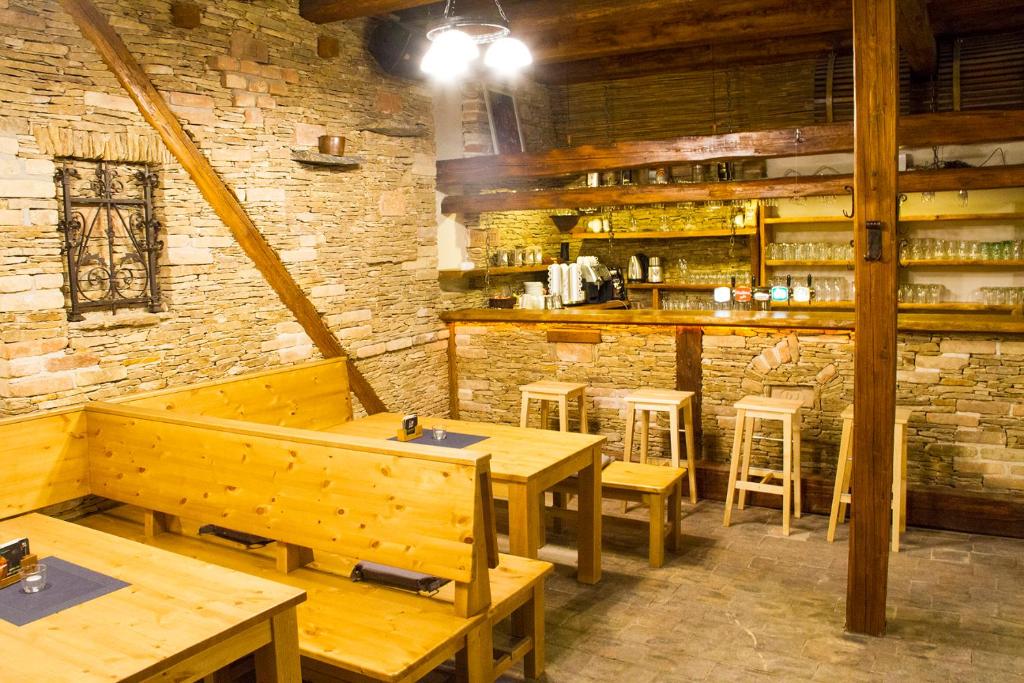 Lounge nebo bar v ubytování Restaurace & Penzion U Tří Jasanů