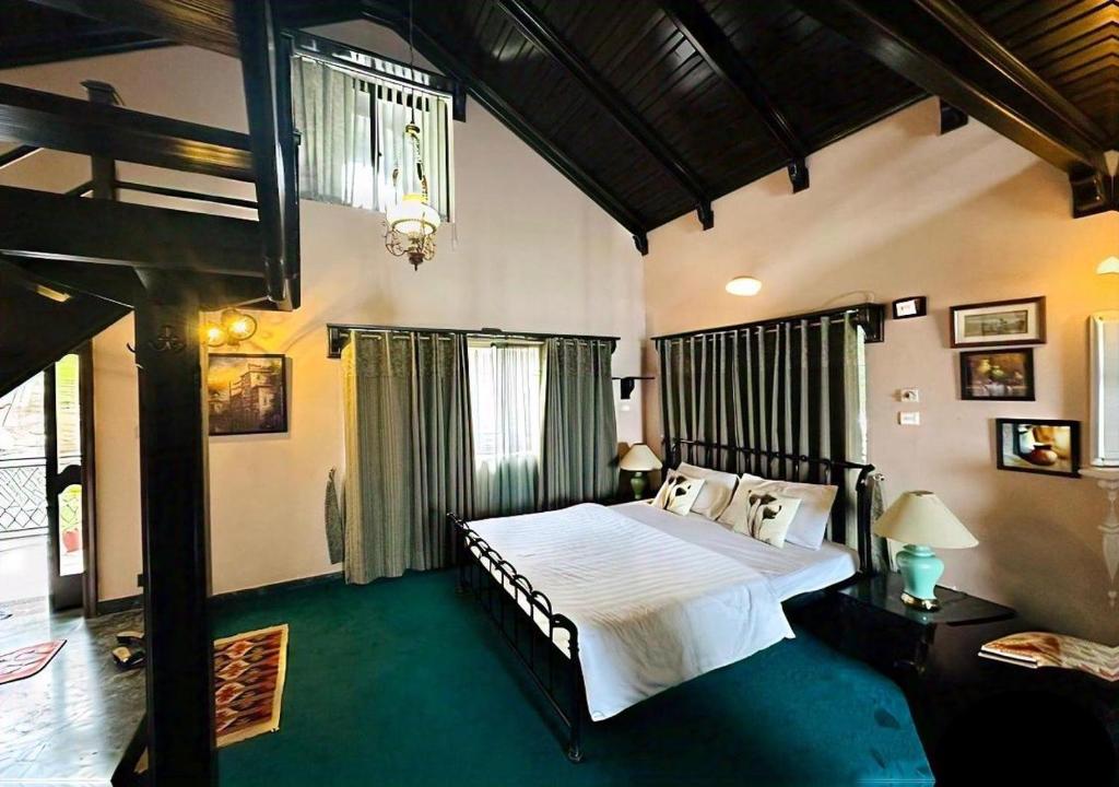 ブハーバンにあるBhurban Hillsの部屋の中に大きなベッドがある寝室