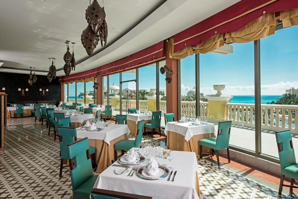 Restaurace v ubytování JOIA Paraíso by Iberostar