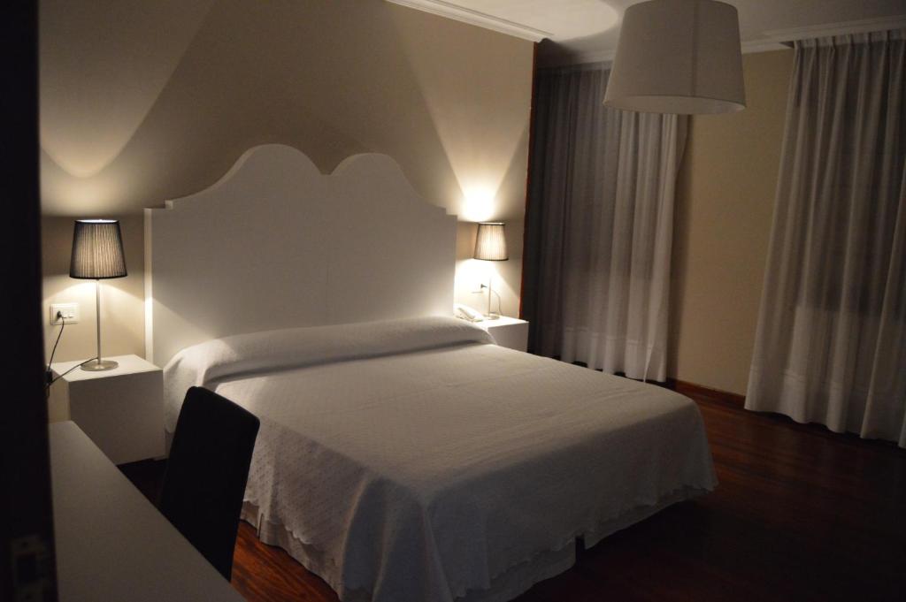 Łóżko lub łóżka w pokoju w obiekcie Hotel Chancelas
