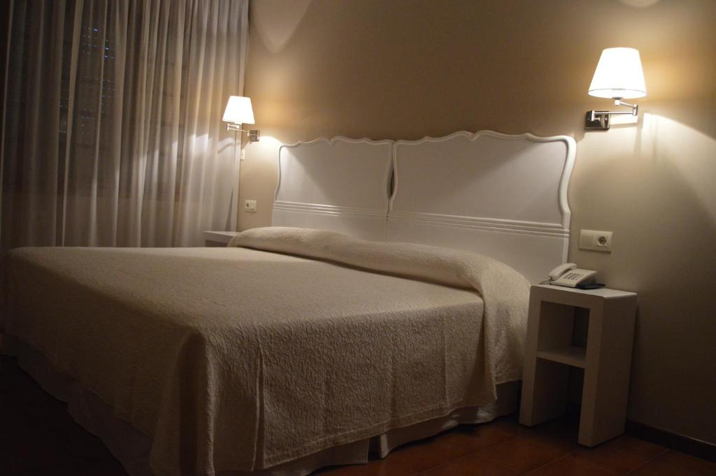 Łóżko lub łóżka w pokoju w obiekcie Hotel Chancelas