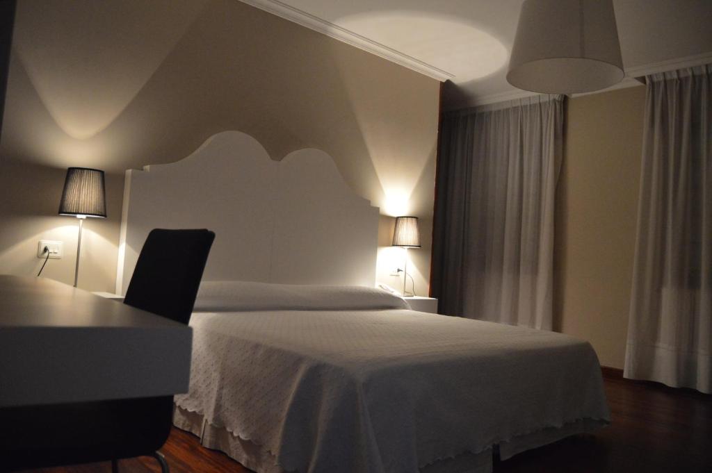 Łóżko lub łóżka w pokoju w obiekcie Hotel Chancelas