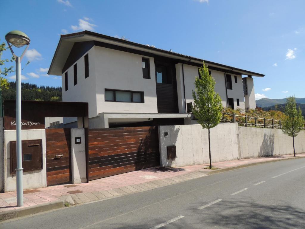 une maison sur le côté d'une rue dans l'établissement Casa Rural Kutxatxuri, à Aracaldo